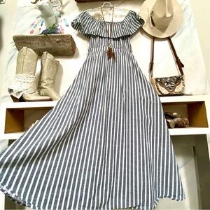 Trendy off the shoulder boho maxi dress w vacay beach resort vibe